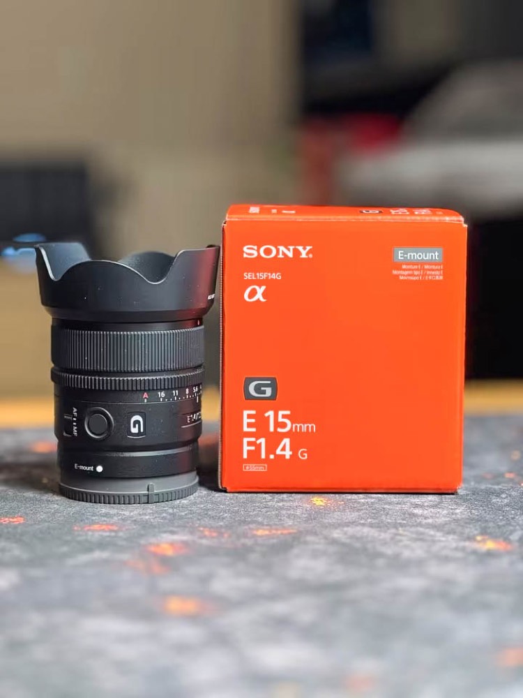 Vorderseite der Sony-Objektivverpackung